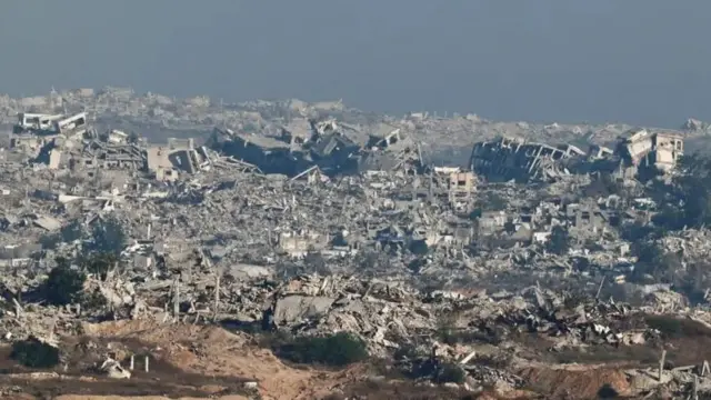 Gine-ginen da aka wargaza a arewacin Gaza, da ake iya gani daga kan iyakar Isra'ila.