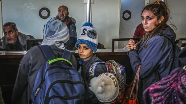 فلسطينيون في معبر رفح 