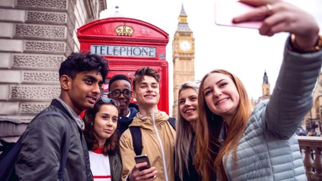 A group of friends taking a selfie with the Big Ben in London