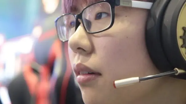 فتاة صينية تمارس ألعاب الفيديو