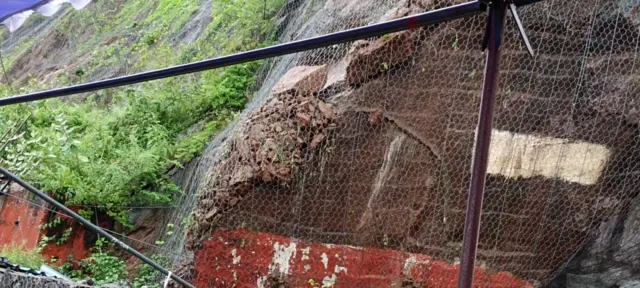 విజయవాడలో విరిగిపడిన కొండచరియలు