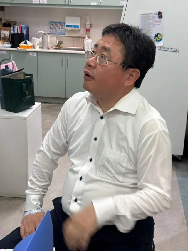 矢板明夫遇袭后送医接受检查。