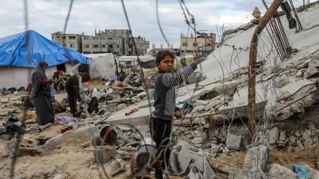 Un niño en las ruinas de Gaza.