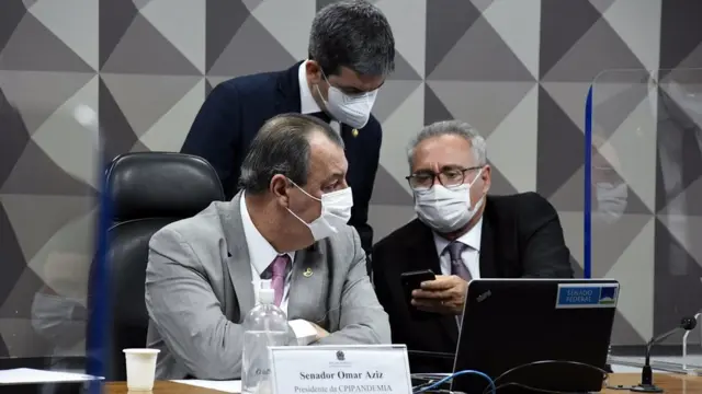 senadores omar aziz, randolfe rodrigues e renan calheiros conversam na cpi da covid