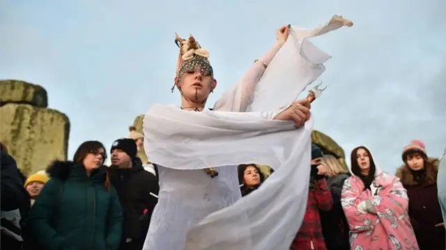 люди у Стоунхенджа