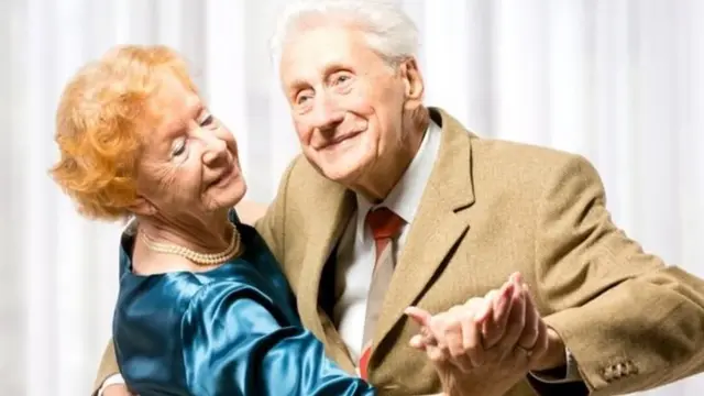 ਨਾਚ ਕਰ ਰਿਹਾ ਬਜ਼ੁਰਗ ਜੋੜਾ