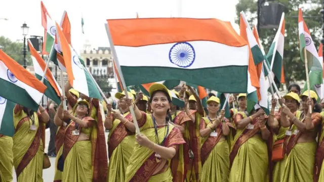 త్రివర్ణ పతాకాన్ని చూపుతున్న మహిళలు