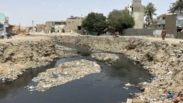 کراچی میں تجاوزات کے خلاف آپریشن