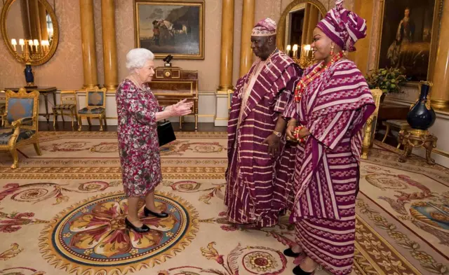 Giiftiin Ingiliiz Elsaabet, UKtti ambaasaadara Naayijeeriyaa Joorj Adesolaa Oguntaadee fi haadha warraa isaanii nagaa fuudhan. Kunis kan ta'e, guyyaa Roobii Masaraa Baakingahaamitti.
