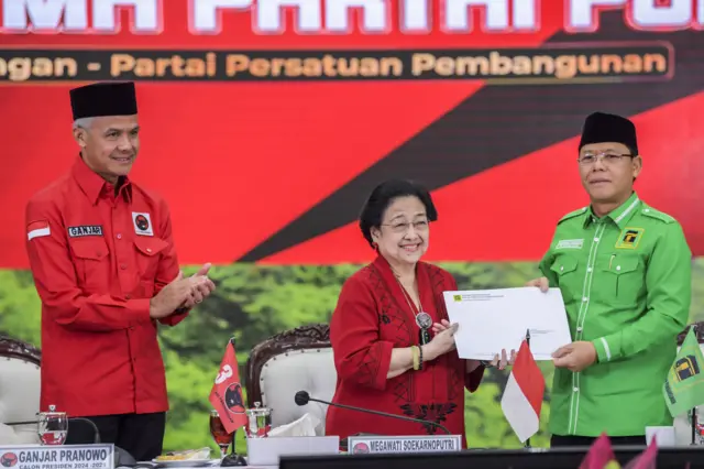 Ketua Umum PDIP Megawati Soekarnoputri (tengah) menerima dokumen dukungan dari Plt Ketua Umum PPP Mardiono (kanan) disaksikan Gubernur Jawa Tengah Ganjar Pranowo (kiri) saat melakukan pertemuan di kantor DPP PDIP, Jakarta, Minggu (30/4/2023)