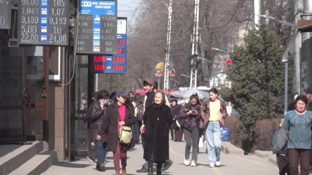 Кыргызстанда сомдун курсу долларга карата биринчи эле аптада он пайызга өстү