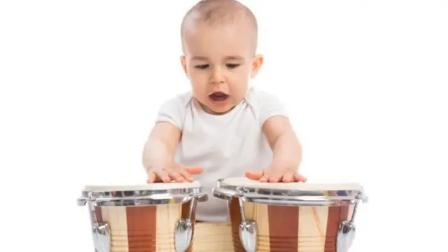 Bebê tocando instrumentos