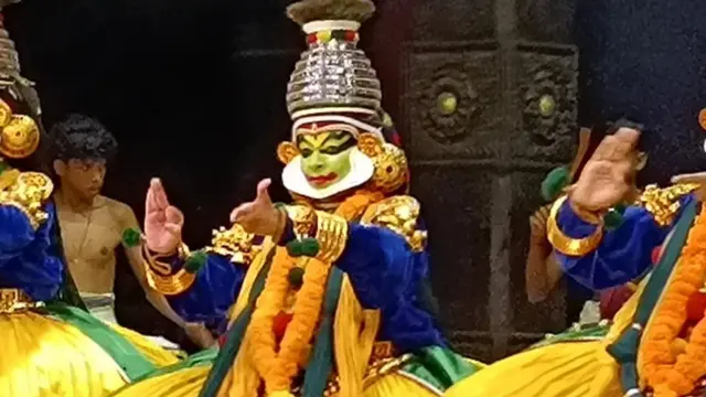 கிருஷ்ண வேடம் அணிந்து அரை மணி நேரம் மேடையில் அரங்கேற்றம் செய்தார் சப்ரி.