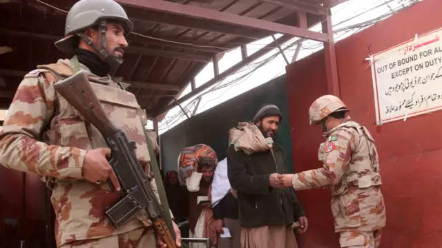 तनाव के बीच पाकिस्तान के सैनिक सीमा पर अफ़ग़ानिस्तानी लोगों के दस्तावेज़ जाँचते हुए