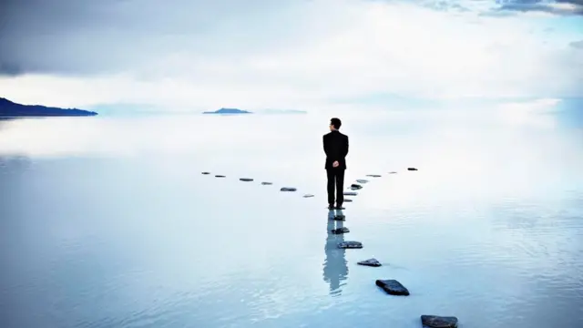 شخص ينظر إلى طريقين أمامه ويفكر أيهما يختار