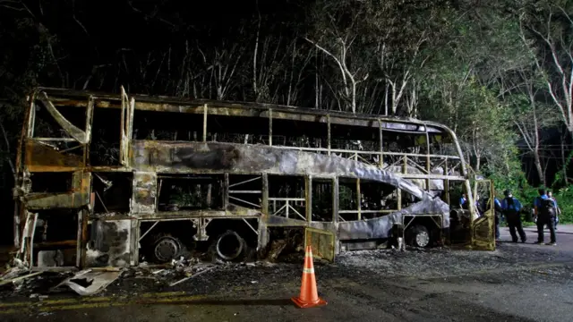 รถโดยสารประจำทางปรับอากาศที่ถูกเผาเมื่อวันที่ 17 ธันวาคม 2560 ที่ยะลา