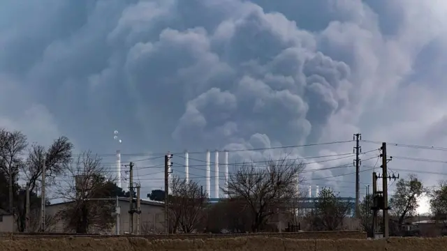 El cielo se oscurece por los residuos de hollín y petróleo de las instalaciones de almacenamiento de petróleo de Teherán, que son atacadas durante una campaña militar estadounidense-israelí en Teherán, Irán, el 9 de marzo de 2026.