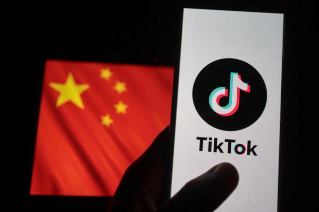 El logo de TikTok con la bandera china atrás