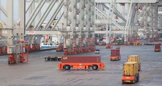 الروبوتات تعمل معا: في روتردام، تقوم العربات الموجهة بنقل الحاويات في ساحات الميناء