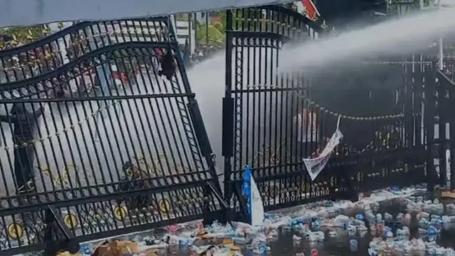 Kekesalahan massa kian tak terbendung yang akhirnya mendesak masuk dan mendobrak gerbang. Polisi pun merespons dengan menyemprotkan meriam air ke arah massa saat demo di Pati, Jawa Tengah tahun lalu.