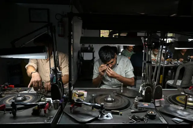 બીબીસી ગુજરાતી સુરત ડાયમંડ બુર્સ હીરાના વેપારી પેન્ટાગોન ઓફિસ