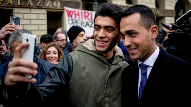 31-річний лідер "Руху п'яти зірок" Луїджі ді Майо робить селфі з прихильником