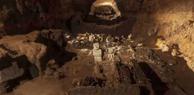 Ofrenda encontrada al final del túnel.