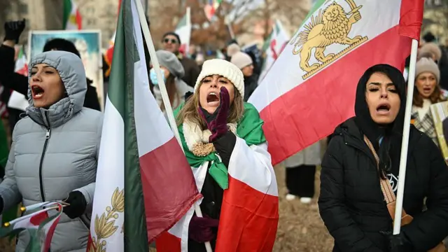 Жінки з прапорами на протесті в Ірані