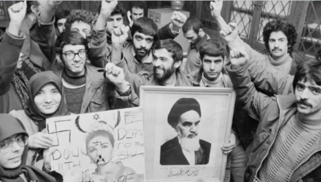 ইরানে খোমেনিপন্থী ছাত্ররা খোমেনির ছবি হাতে শাহ বিরোধী বিক্ষোভ করছে।