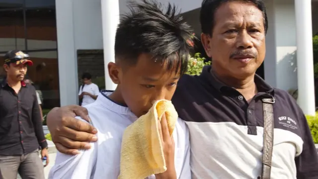 Keluarga korban menanti berita terkait pencarian di Jakarta.