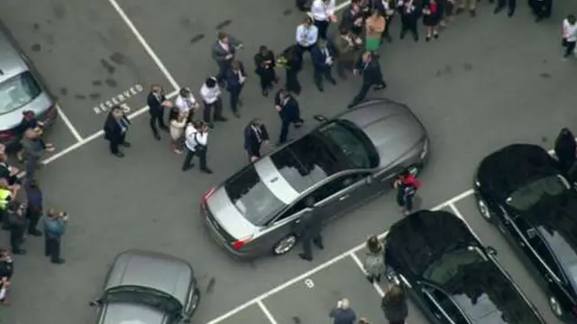 කැමරන් පාර්ලිමේන්තුවෙන් නිල නිවසට