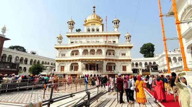 સુખબીરસિંહ બાદલ, અકાલી દળ, ધાર્મિક સજા, શીખ ધર્મ, પંજાબ, સુવર્ણમંદિર, રાજકારણ, બીબીસી ગુજરાતી 