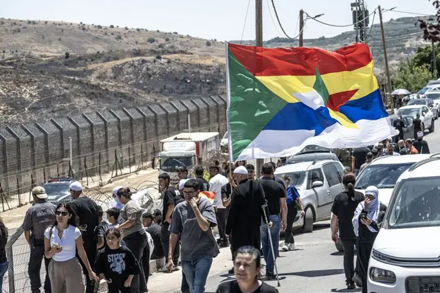 اسرائیل روز پنجشنبه به گروهی از دروزیها که برای دیدار با اقوامشان به اسرائیل رفته بودند اجازه داد به محل زندگی خود در ناحیه مجدل شمس در بلندیهای جولان برگردند.