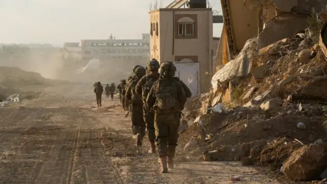 جنود من الجيش الإسرائيلي يتجوّلون في غزة
