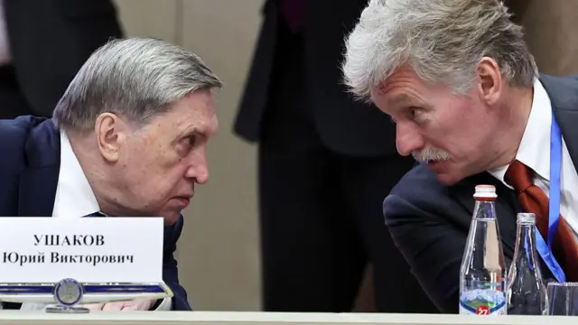 Помічник Путіна Юрій Ушаков та речник Кремля Дмитро Пєсков під час зустрічі Володимира Путіна з президентом Киргизстану минулої осені
