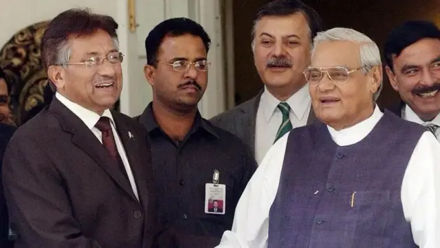 পাকিস্তানের প্রেসিডেন্ট পারভেজ মুশাররফ ও ভারতের প্রধানমন্ত্রী অটল বিহারী বাজপেয়ী - ফাইল ছবি