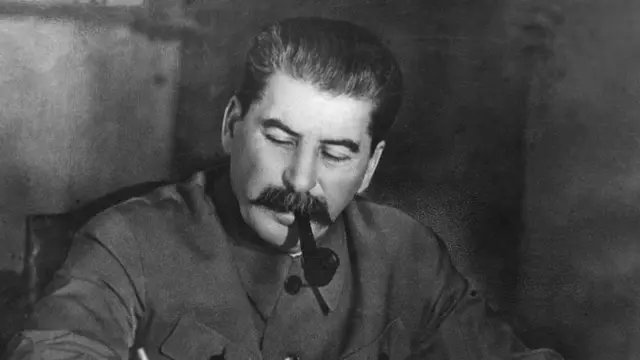 સ્ટાલિન મૉક્સો, ક્રેમલિનમાં પોતાની ઑફિસમાં