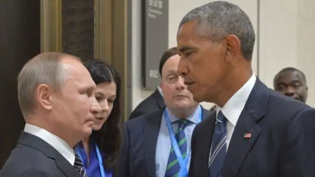 Putin y Obama mirándose serios.