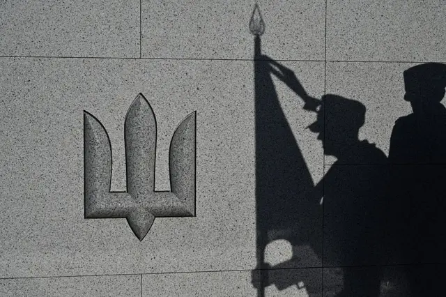 стела із тризуба на меморіальному кладовищі