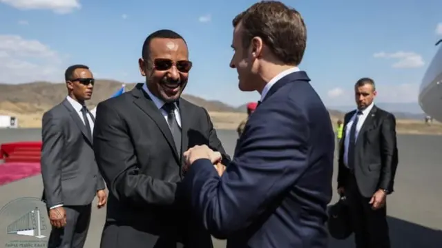 Waziri Mkuu wa Ethiopia Abey Ahmed akimpokea mwenzake wa Ufaransa Emmanuel Macron