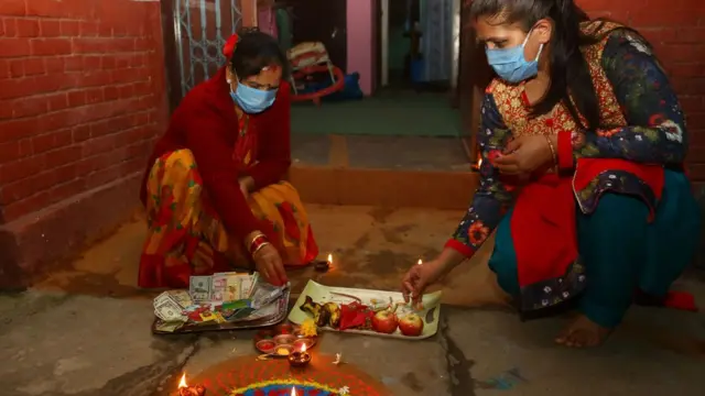हिन्दु नेपालीहरूको दोस्रो ठूलो पर्व तिहारको अवसरमा काठमाण्डूको बानेश्वरमा शनिवार लक्ष्मी पूजा गर्दै ।
