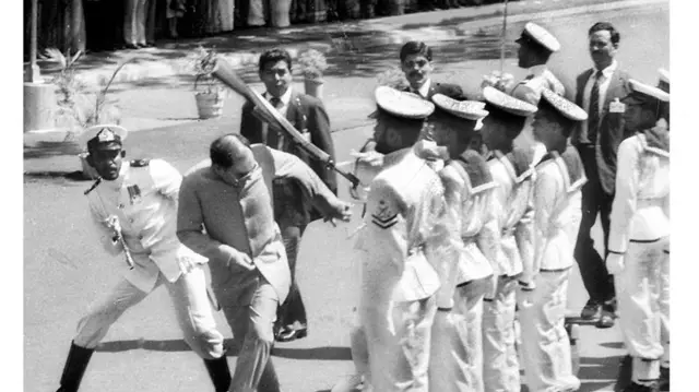 ඉන්දු - ලංකා ගිවිසුම අත්සන් තැබීමෙන් අනතුරුව පැවති ආචාර පෙළපාලියකදී ඉන්දීය අගමැති රජීව් ගාන්ධිට ශ්රී ලංකා නාවික හමුදා සෙබලෙකු ප්රහාරයක් එල්ල කළ අවස්ථාව.