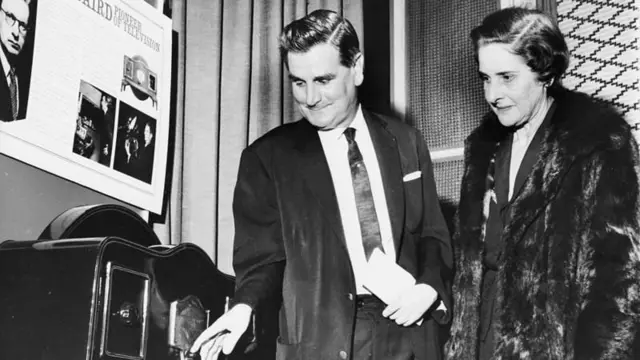 जॉन बेअर्ड यांच्या पत्नी, मार्गारेट बेअर्ड यांच्यासह विल्यम टेंटन
