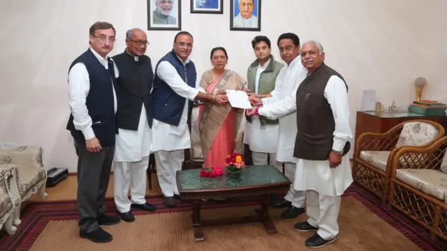 રાજ્યપાલને મળતું કૉંગ્રેસનું ડેલિગેશન