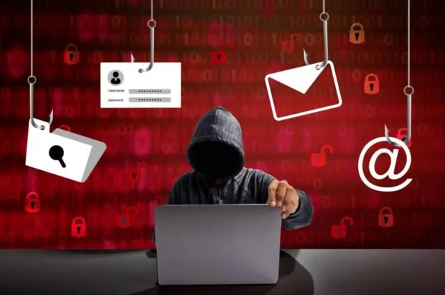 नंबर प्लेट लवकर मिळविण्यासाठी लोक त्या लिंकवर क्लिक करतात. पण, त्या वेबसाईट बनावट असल्यानं नागरिकांची आर्थिक फसवणूक होते.