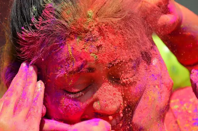 होली के रंग में एक महिला