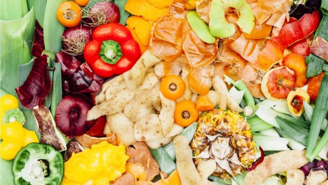 Por qué es mejor comer las frutas y verduras con piel? (y no es solo por el valor nutritivo) - BBC News Mundo