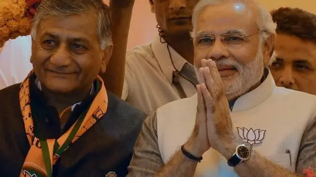 नरेंद्र मोदी के साथ वीके सिंह