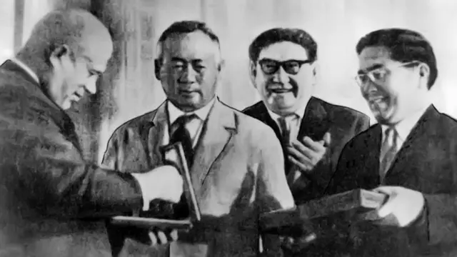 КПСС БКнын биринчи катчысы Никита Хрущев Кыргызстанга келип, Ленин орденин тапшырып жатат.