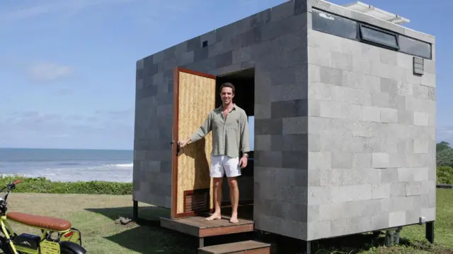 प्लास्टिकको घरबाट बनेको नमुना घर